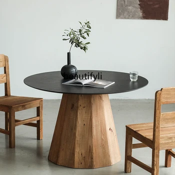 Голяма кръгла маса от черно масивно дърво, облицована стария бор и дъб, на кръгла маса в ретро стил у дома