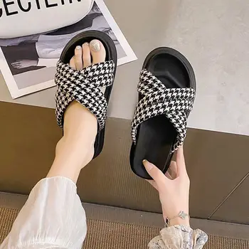 През лятото 2023 година се появяват нови ежедневни мини сандали с кръстосани шнур и дамски обувки